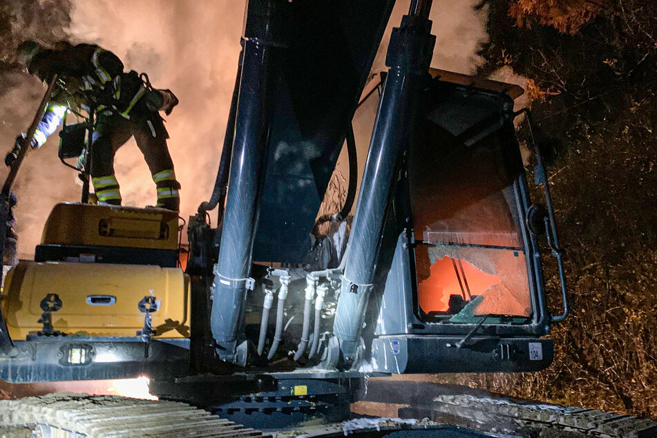 München: Bagger-Brand in München: Anwohner alarmiert Feuerwehr