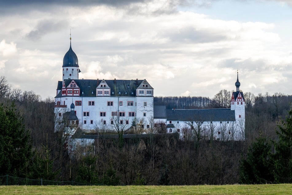 Das Schloss Rochsburg, vermutlich im späten 12. Jahrhundert gegründet, wird dreiseitig von der Zwickauer Mulde umflossen.