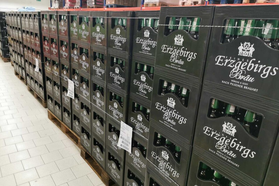 Auch an Bier, in dem Fall Einsiedler Erzgebirgsbräu, fehlt es nicht. 4,80 Euro zzgl. Pfand kostet der Kasten.