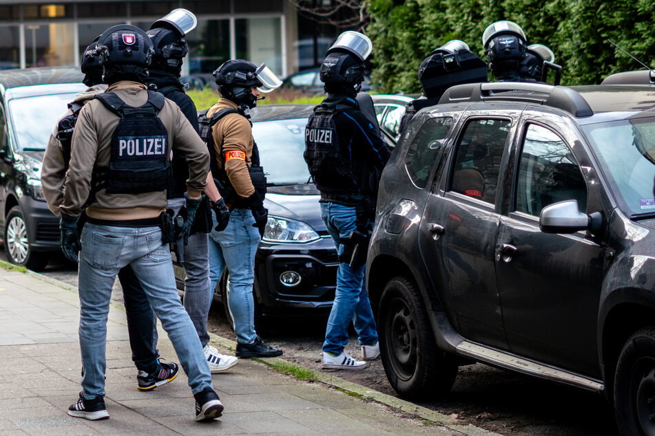 Am Montag ist ein 20-jähriger Mann (nicht im Bild) in Hamburg von Spezialkräften festgenommen worden. Auch in seiner Wohnung wurden die Beamten fündig.