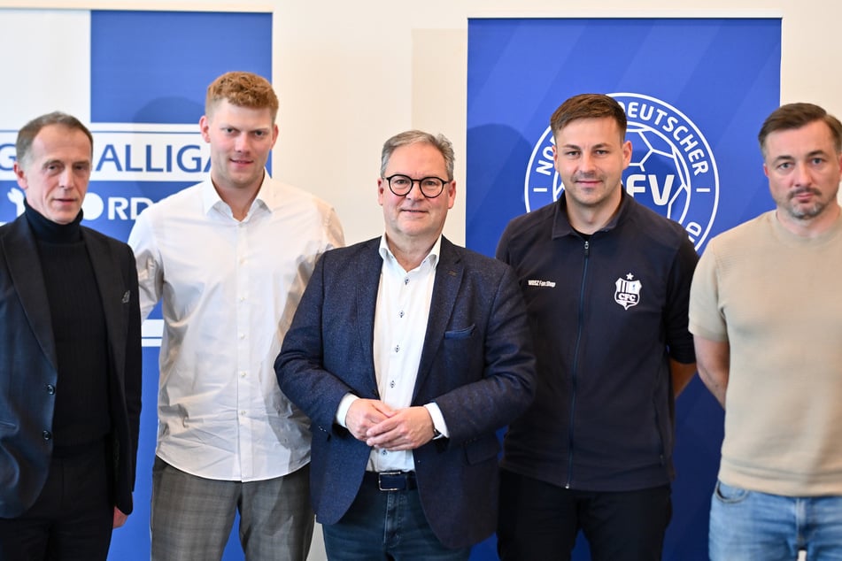 Der NOFV stehe im Diskurs mit seinen Vereinen, betont Geschäftsführer Till Dahlitz (2.v.l.).