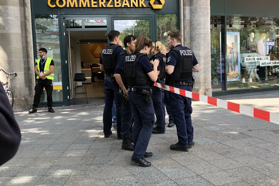 Der Täter bedrohte Angestellte jeweils mit einem Messer.