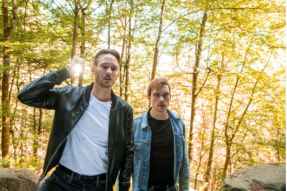 Leo Hölzer (Vladimir Burlakov, 38, l.) ermittelt mit Adam Schürk (Daniel Sträßer, 38) weiter.