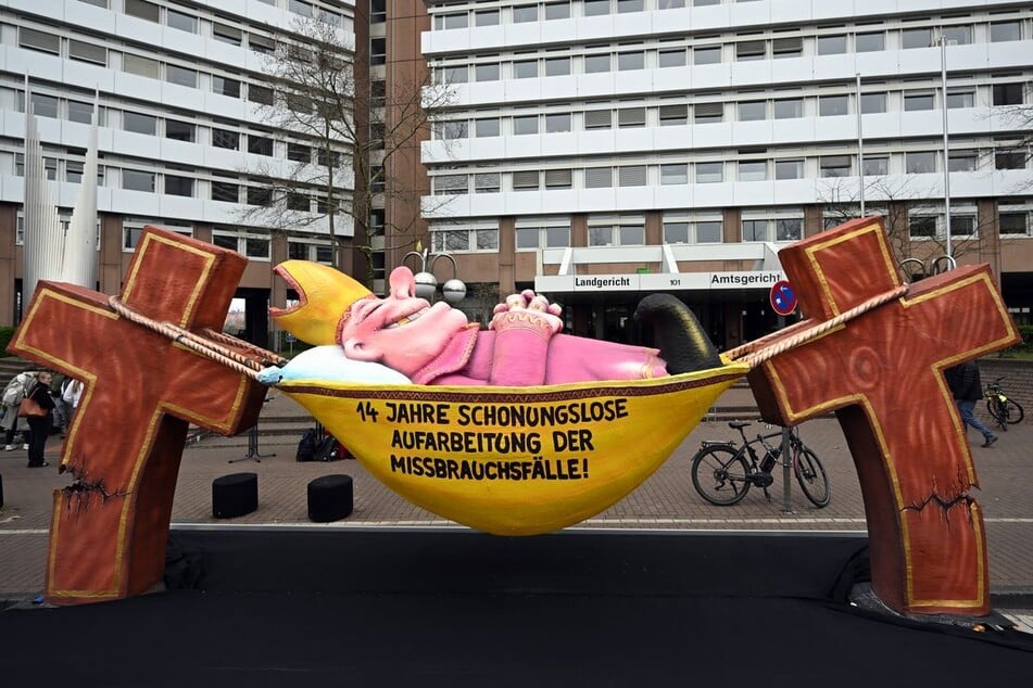Ein Mottowagen, gebaut von Jacques Tilly, steht vor dem Landgericht in Köln. (Archivbild)
