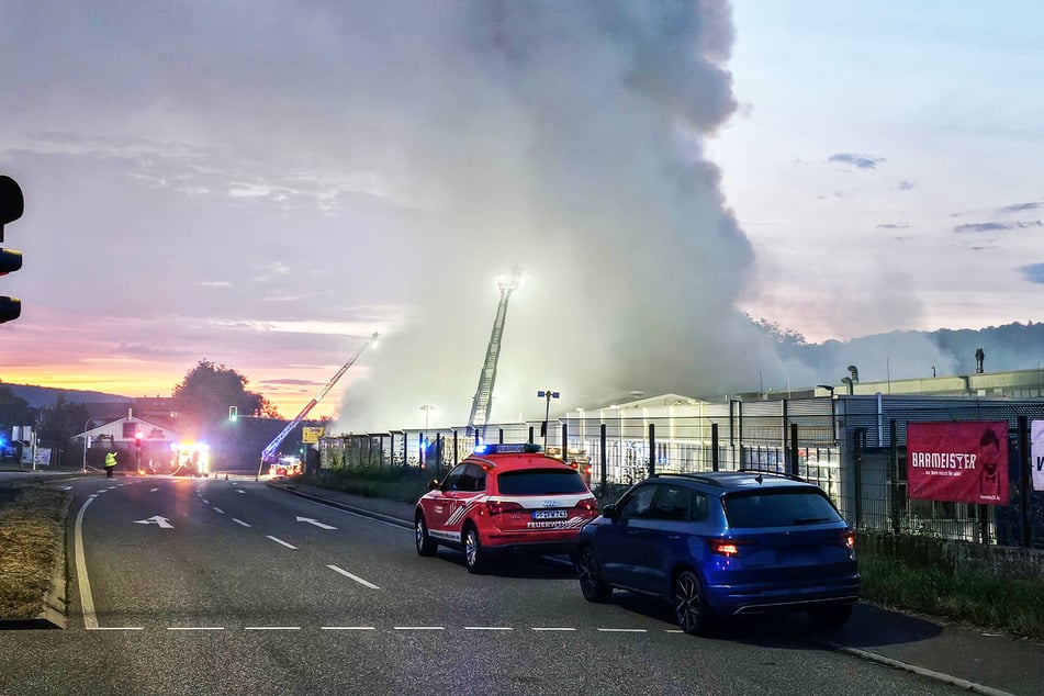 Die Feuerwehr ist im Großeinsatz.