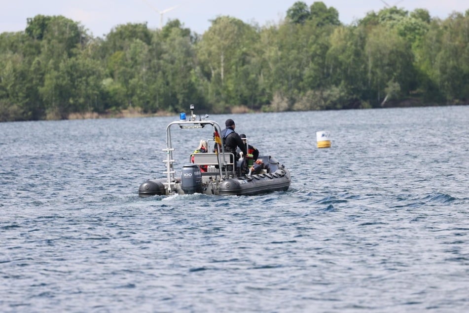 Nachdem Polizeitaucher am Montag den Fund einer Leiche im Cospudener See bestätigen konnten, wird der Einsatz am heutigen Dienstag fortgesetzt.