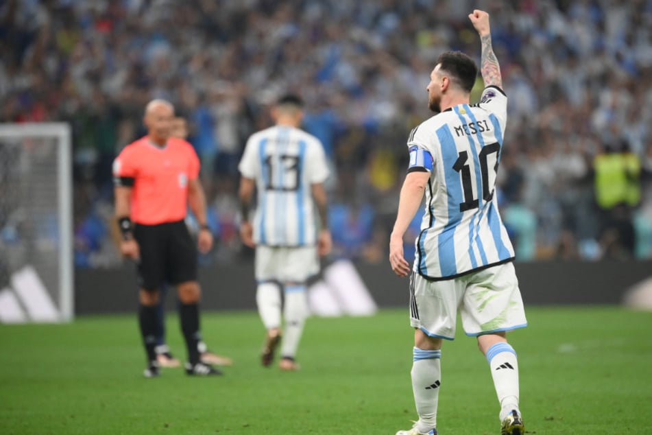 Superstar Lionel Messi nimmt die Sache selbst in die Hand und jubelt anschließend über seinen Treffer zur Führung.