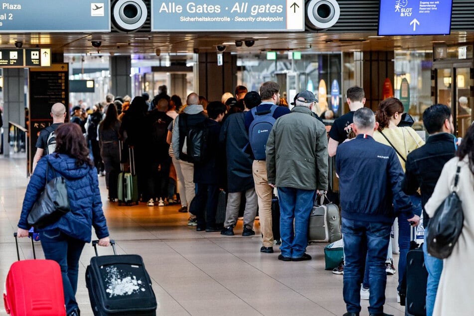 Vor dem Einlass zum Sicherheits-Check am Hamburger Flughafen kommt es zu langen Warteschlangen. (Archivbild)
