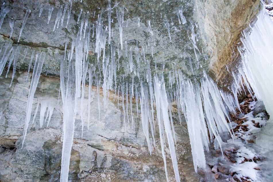 Ein Eiszapfen ist von einem gefrorenen Wasserfall abgebrochen und hat ein Kind getroffen. (Symbolbild)