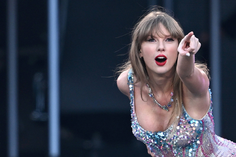 Taylor Swift performs epic surprise song mashup at The Eras Tour in Melbourne!