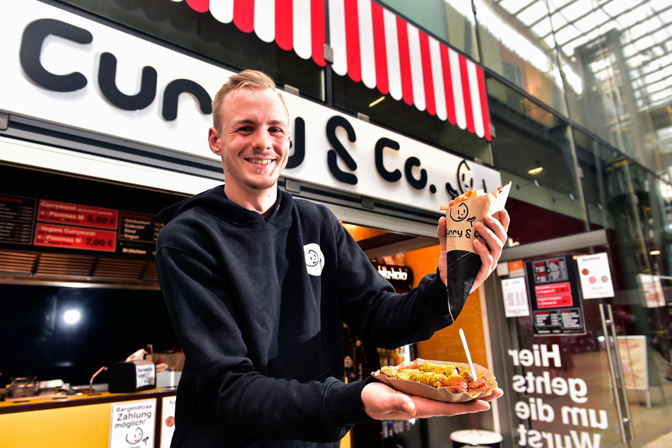 Das könnte einen großen Andrang geben: "Curry & Co." aus der Passage Am Rathaus gibt am Donnerstag ganztägig Gratis-Currywurst aus. Nico Tzschupke (24) ist überzeugt: "Das schmeckt!"