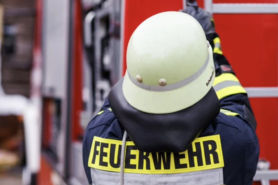 Die Feuerwehr kümmerte sich um den Brand und machte nach den Löscharbeiten einen tragischen Fund. (Symbolfoto)