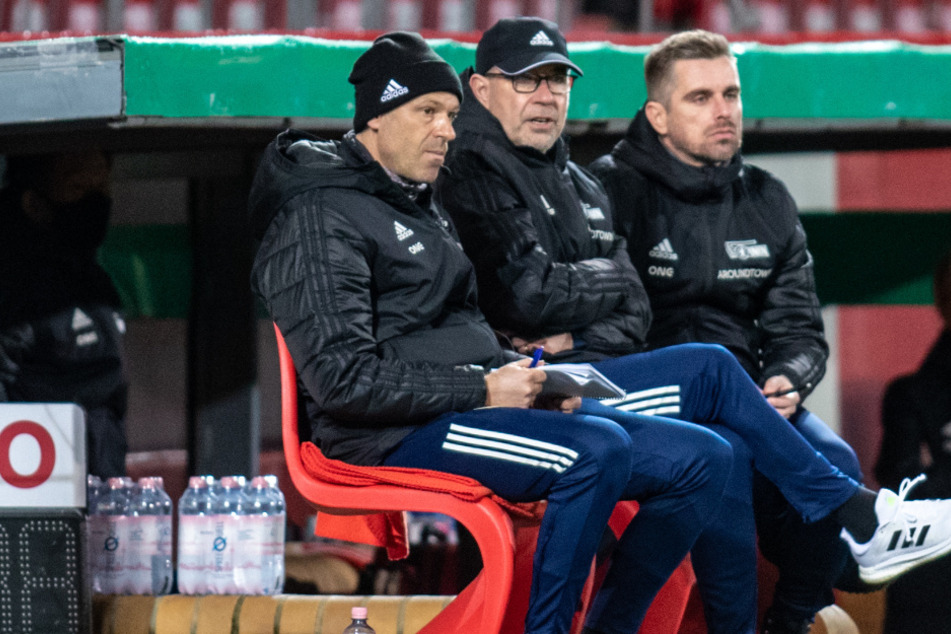 Unions Co-Trainer Sebastian Bönig (r) und Markus Hoffmann (l) verfolgen zusammen die Partie gegen den SC Paderborn.
