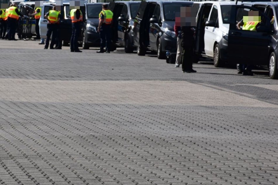 Großeinsatz in Mönchengladbach: Bei einer Razzia gegen Schwarzarbeit rückten zahlreiche Zoll- und Polizeikräfte an.