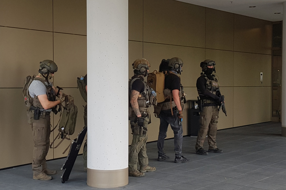 Einsatzkräfte der Polizei sind im Einsatz bei einem Düsseldorfer Hotel.