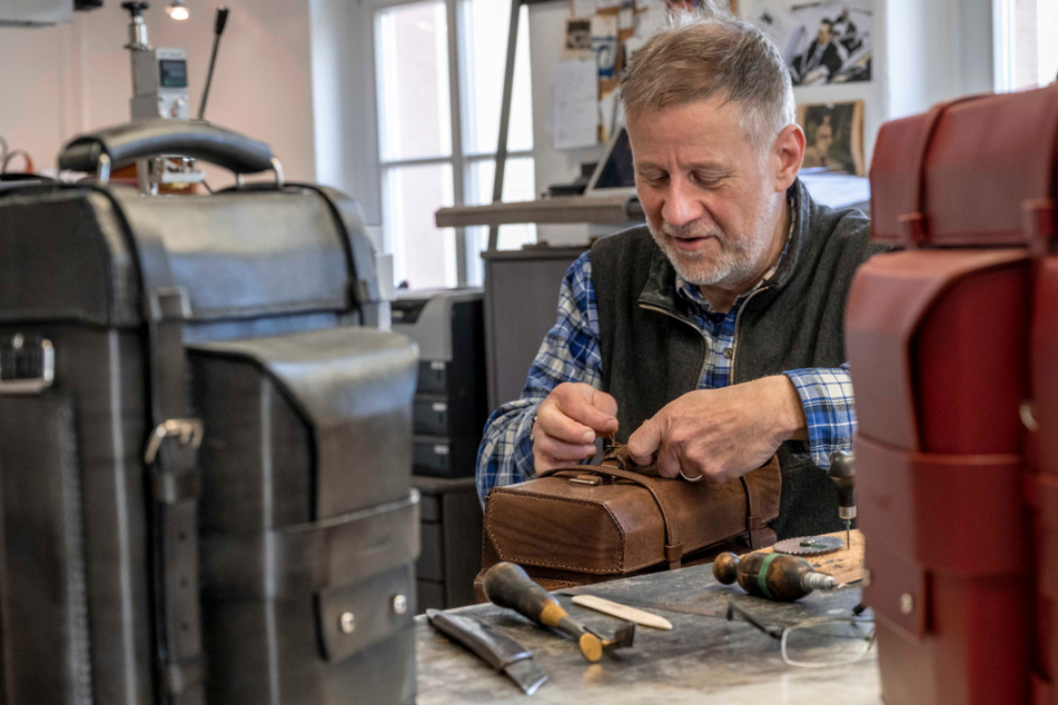 Ulrich Czerny (59) näht in seiner Werkstatt Taschen, die ein Leben lang halten.