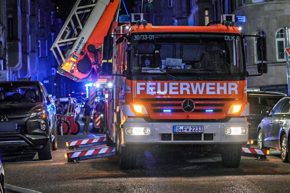 Menschen wurden von der Feuerwehr über Drehleitern betreut.