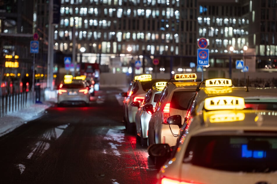 Zwischen Dezember 2024 und Januar 2026 stieg die Zahl der Berliner Taxis von 1200 auf 6600. (Symbolbild)