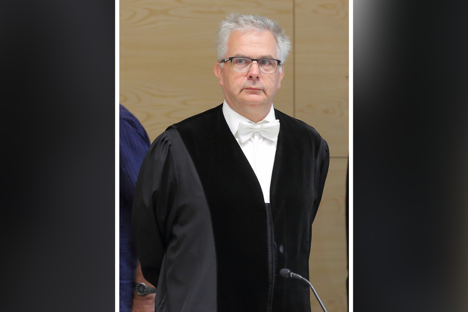 Jürgen Scheuring (55), Chef der Kammer, und seine beiden Richterkollegen wurden im Dienstfahrzeug von Anhängern der Angeklagten attackiert.