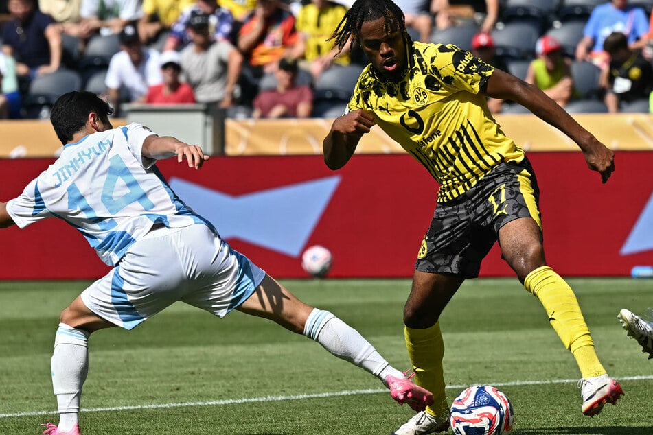 Carney Chukwuemeka (21, r.), der zuletzt für Borussia Dortmund spielte, soll kein Thema bei RB Leipzig sein.