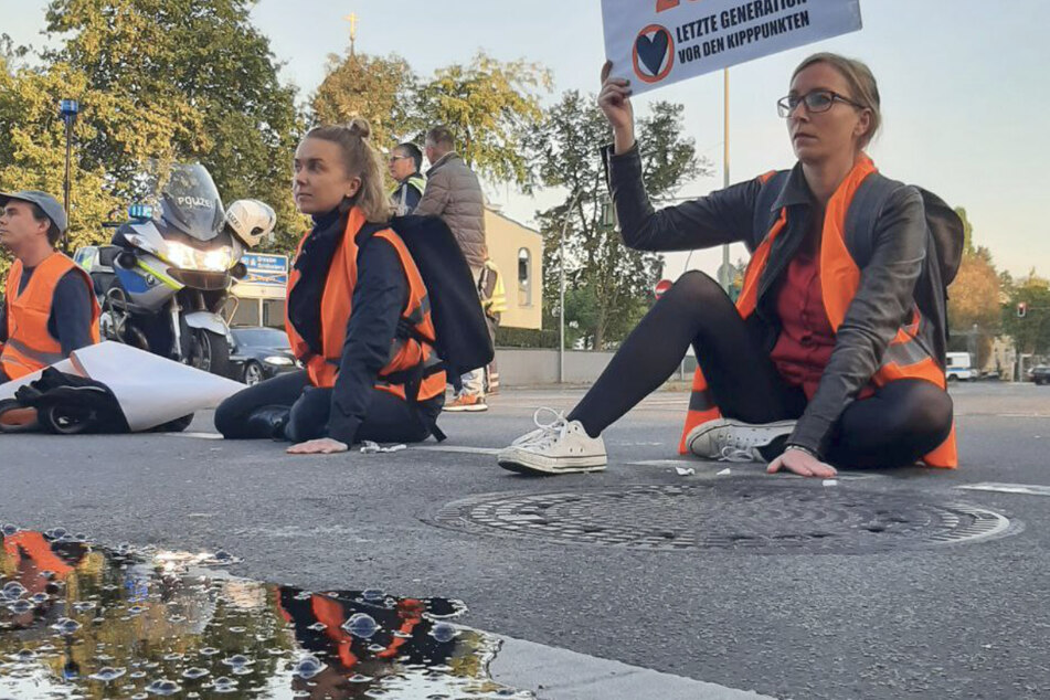Mit Erdöl auf der Straße fokussieren sich die Klima-Aktivisten wieder auf die A100.