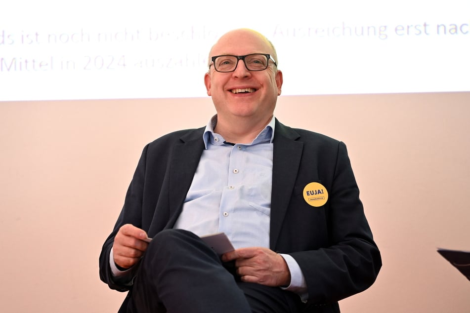 Der Chemnitzer Oberbürgermeister Sven Schulze (52, SPD) kann nun auch Paare verheiraten.