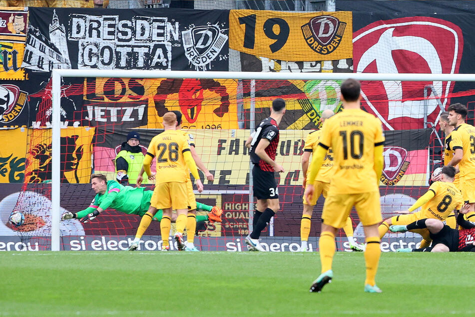 Schon früh lief Dynamo Dresden einem Rückstand hinterher: In der 6. Minute musste Keeper Kevin Broll erstmals hinter sich greifen.