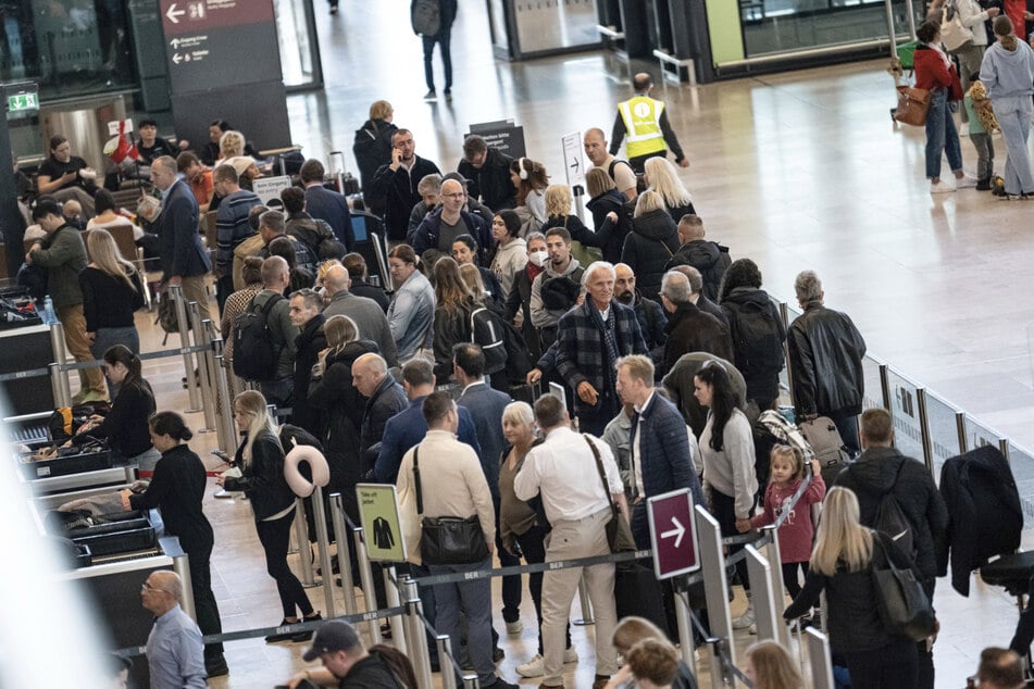 Berlin: Granaten-Alarm am Flughafen BER: Feuerzeug wird Reisenden zum Verhängnis