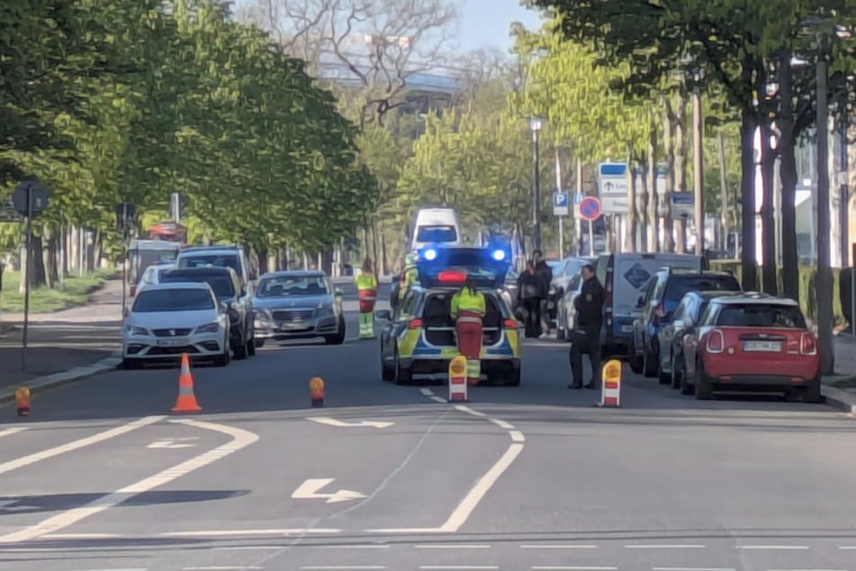 Polizei vor Ort: Vollsperrung auf der Blüherstraße.