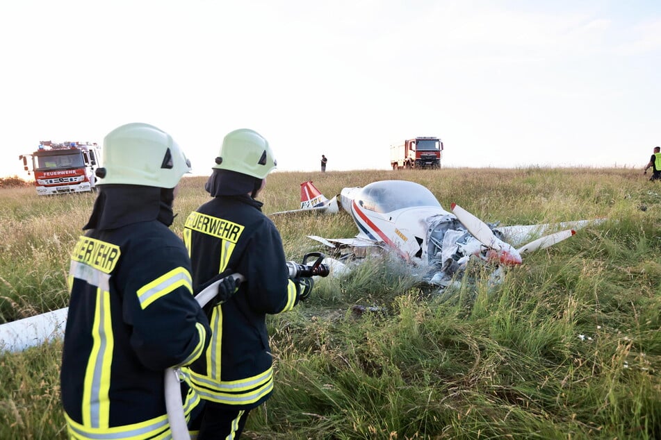 Kameraden der Feuerwehr konnten den Brand im Motorraum endgültig löschen.
