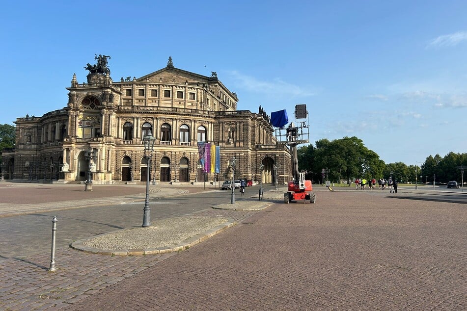 Weitergehen soll es mit den Dreharbeiten in der Altstadt. Am Mittwoch stand bereits eine Hebebühne vor der Semperoper bereit.