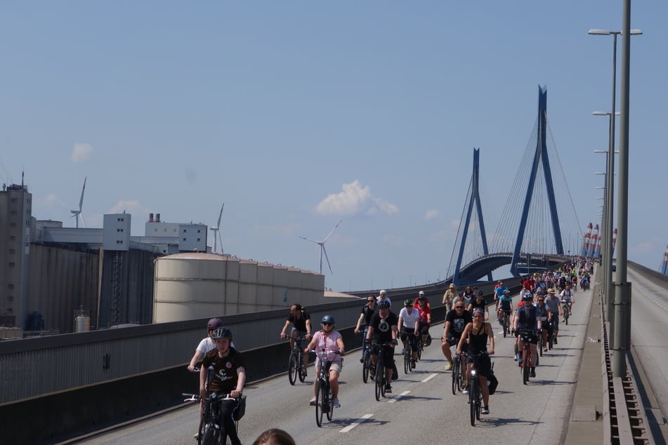 Ein Highlight für viele Teilnehmer der Fahrradsternfahrt Hamburg ist die Fahrt über die sonst gesperrte Köhlbrandbrücke im Hafen.