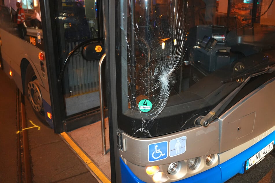 E-Biker stürzt im Leipziger Osten und wird von Linienbus erfasst