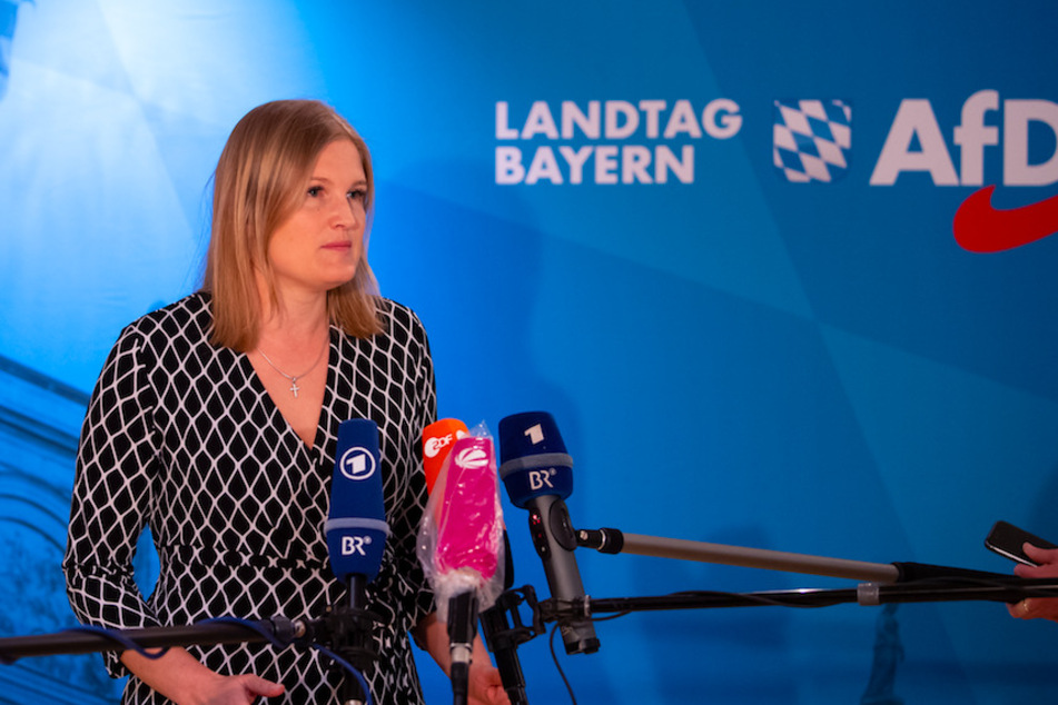 Ebner-Steiner (42, AfD) soll im Verlauf eines hitzigen Wortgefechts gegen eine Plexiglasscheibe geschlagen haben.