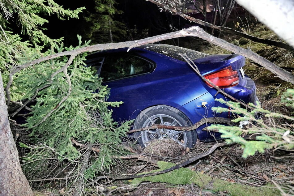 Der BMW blieb nach dem missglückten Fahrmanöver zwischen den Bäumen am Abhang hängen.