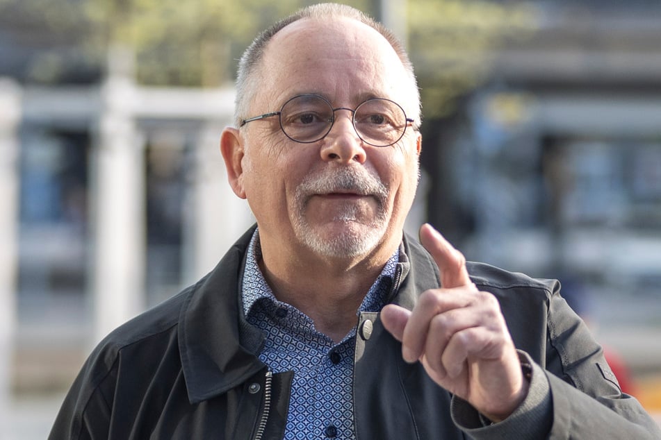 Stadtbezirksamtsleiter André Barth (60) hofft, dass die Schlichter erhalten bleiben - und künftig auch den Postplatz "bestreifen".