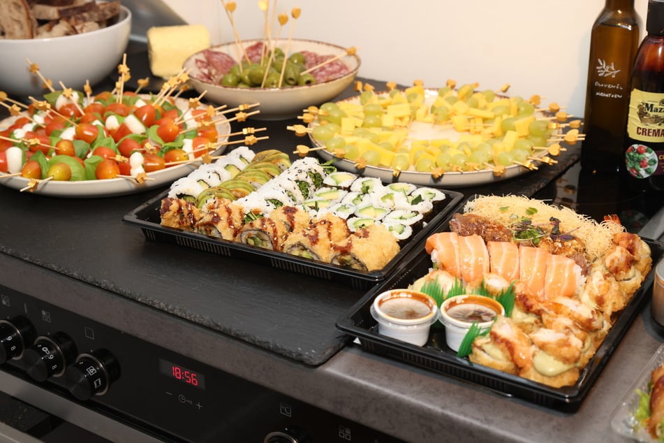 Mit Sushi, Käsespießen, Brot und Dips wurde bei der Watch-Party für das leibliche Wohl gesorgt.