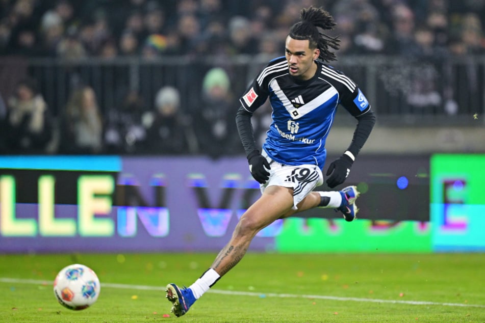 Vasilj parierte den Schuss Damian Downs. Schiedsrichter Welz entschied im Anschluss auf Abseits.