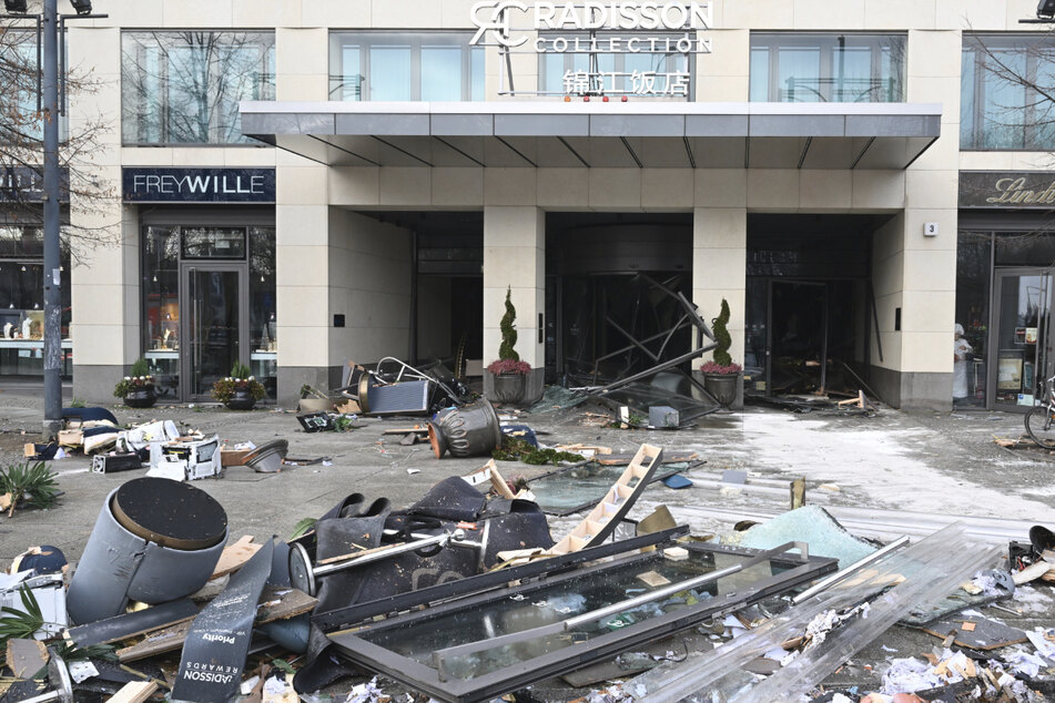 Nach der Katastrophe glich die Karl-Liebknecht vor dem Hotel einem Trümmerfeld.