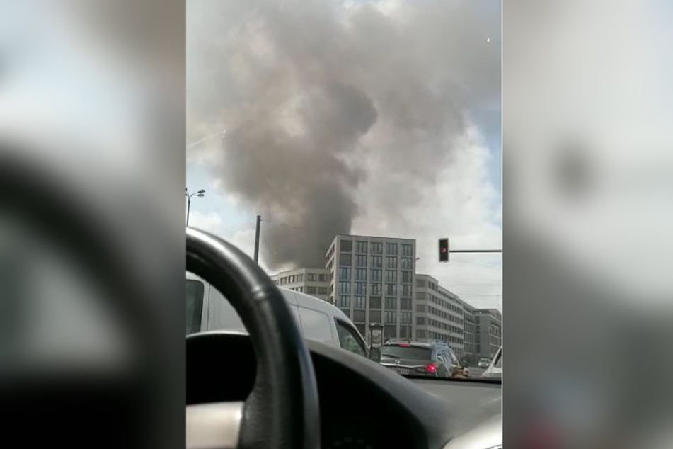 Die Autofahrer am Nürnberger Platz waren von den Rauchwolken völlig überrascht.