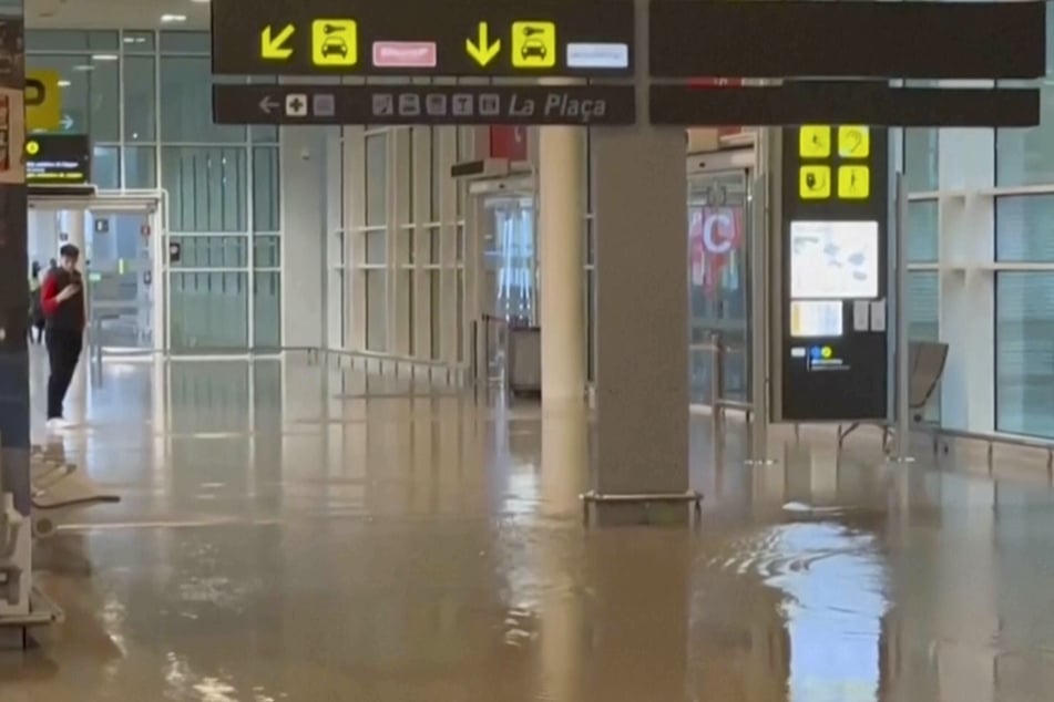 Der Flughafen in Barcelona steht aktuell unter Wasser.