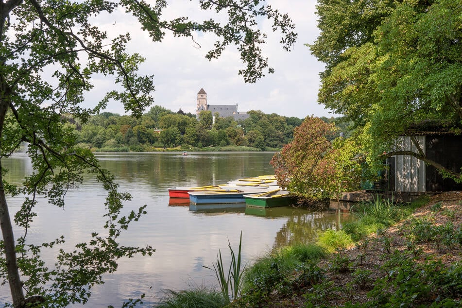 Den Schloßteich in Chemnitz kann man auch mit dem Boot erkunden.