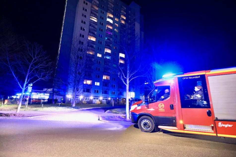 Aus einem 17-stöckigen Hochhaus auf dem Sonnenstein stieg am Dienstagabend Rauch auf.
