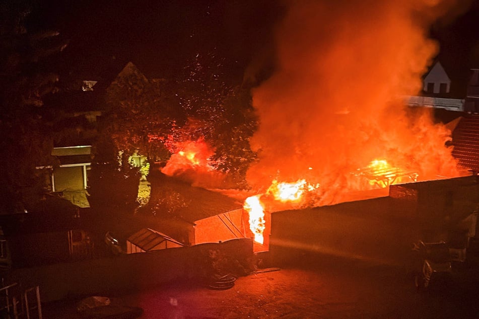 Auf dem Grundstück ist ein Nebengebäude in Flammen aufgegangen, die dann aufs Haupthaus übergegriffen haben.