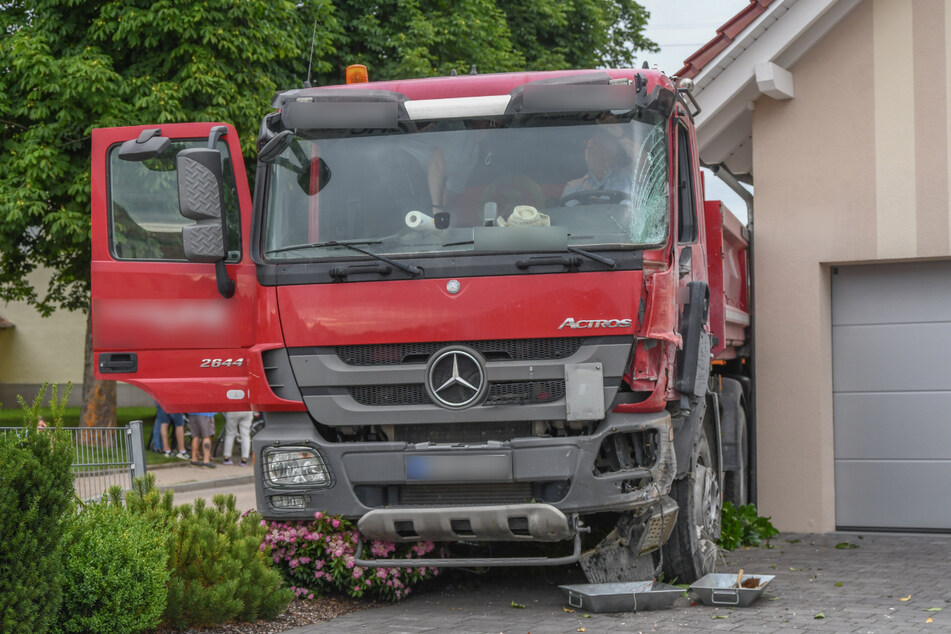 Der demolierte Lkw am Mittwochabend.