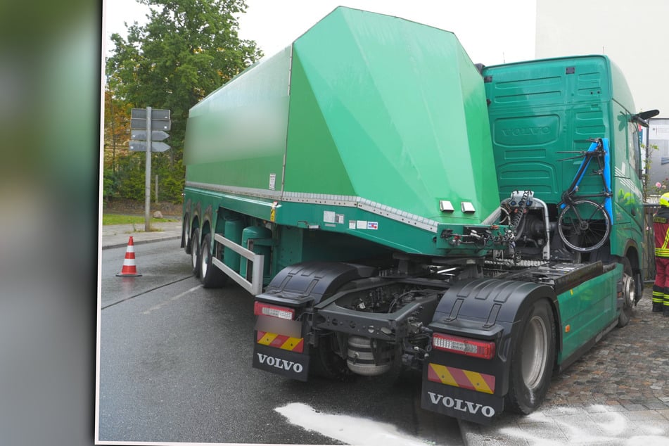 Sattelschlepper blockiert sächsische Bundesstraße und verliert Diesel