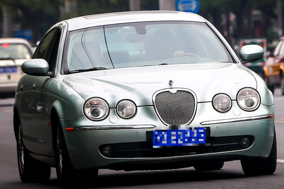 Junger Jaguar-Fahrer schleudert in Köln-Chorweiler gegen Laterne