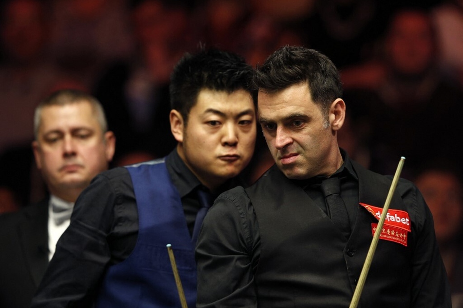 Liang Wenbo (31, links) und Snooker-Superstar Ronnie O'Sullivan (47) bei einem Turnier 2017.