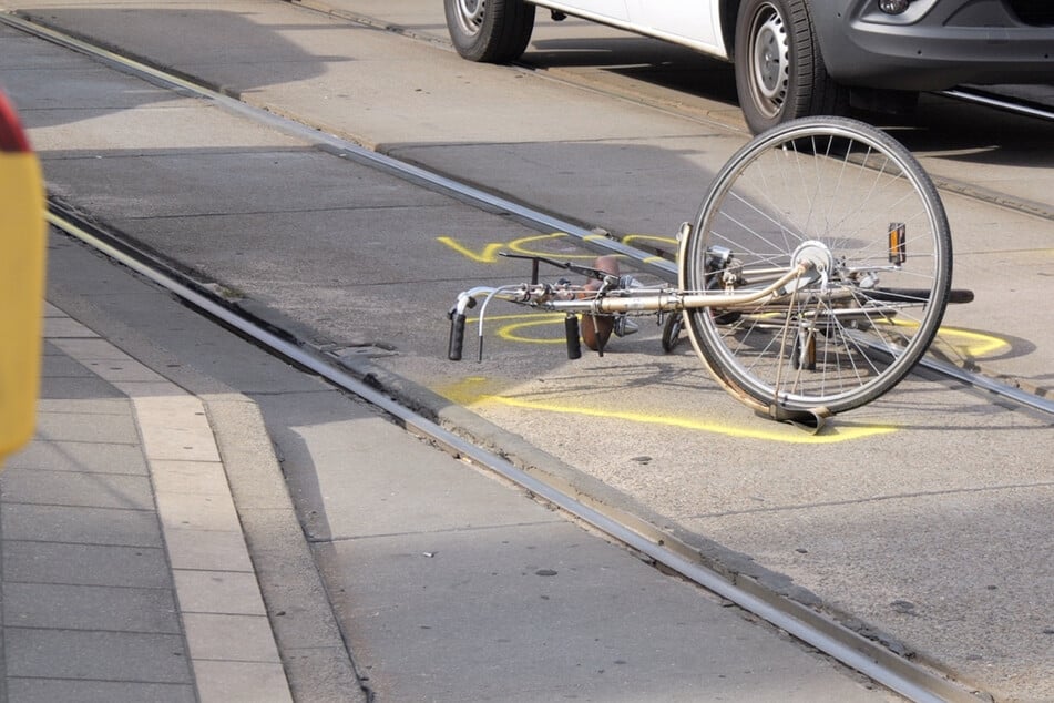 Radfahrer bei schwerem Unfall von Straßenbahn erfasst: Lebensgefahr!