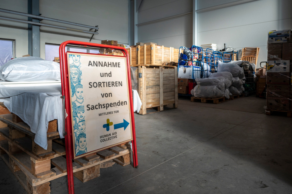 In einer Lagerhalle nahe der Chemnitzer Klinik Bethanien hortet die Initiative "Human Aid Collective" Sachspenden.